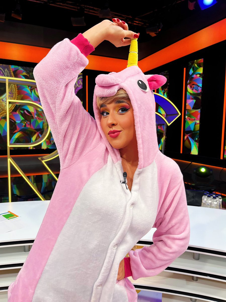 _alejacastello's tweet photo. Hoy he cumplido un sueño… HACER UN PROGRAMA DE TELE VESTIDA DE UNICORNIO!! 📺🦄
.
#ymepaganporesto #quefantasia #queprogramon #tele #tv #show #8tv #elcirc8tv https://t.co/mVP68BCt9S