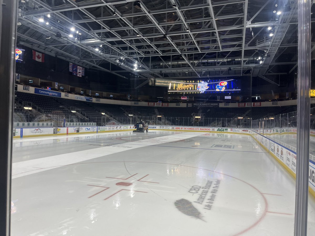 Shaun_Carier's tweet photo. The first time I came to the border war I was in 4th grade, now I’m a senior in college playing in it for the last time. @MizClubHockey https://t.co/Hqdb6uorBl