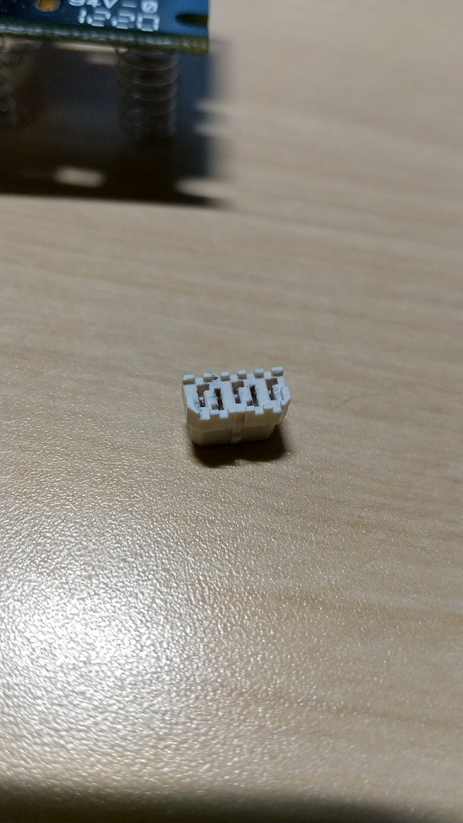 kaz9292's tweet photo. このコネクターのメーカーと型式どうやって調べたらいいでしょうか？ https://t.co/SzTiGXxXTv