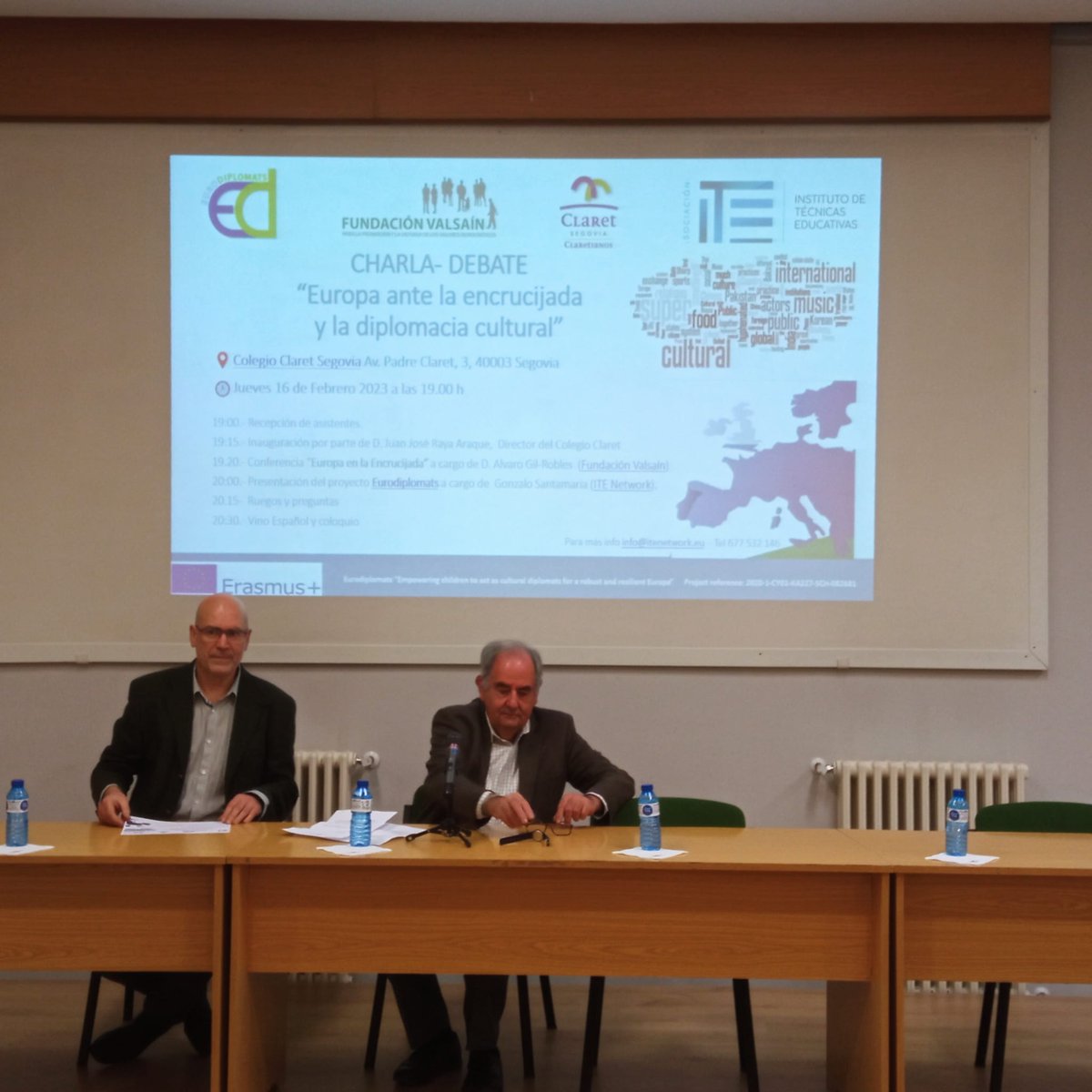 Claretsegovia's tweet photo. Álvaro Gil Robles celebra una interesante charla debate en @Claretsegovia sobre '#Europa en la encrucijada' en colaboración con @iTENetwork y @FundaValsain . Juntos somos más. @EuropaDirect @segovia_es @ComisionEuropea @cmfsantiago https://t.co/yiD4Rqh9dl