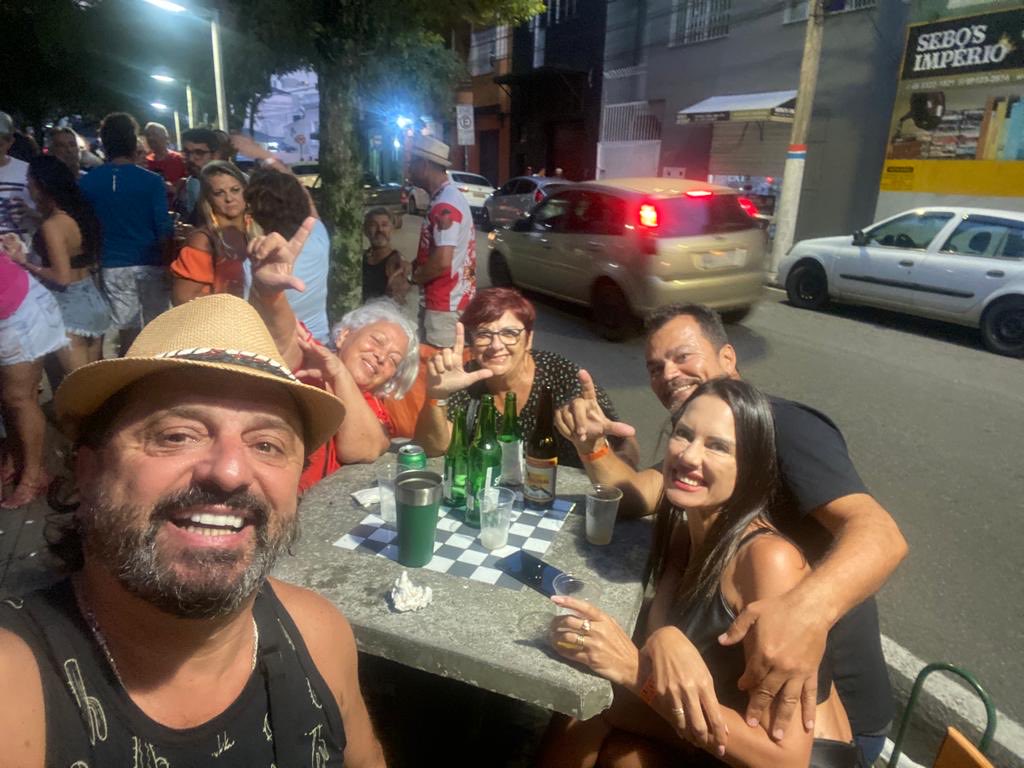 idelioficial's tweet photo. Em Floripa aguardando o Enterro da Tristeza, #VaiTiMundiça #FazUmL https://t.co/eBIZmC6sj0