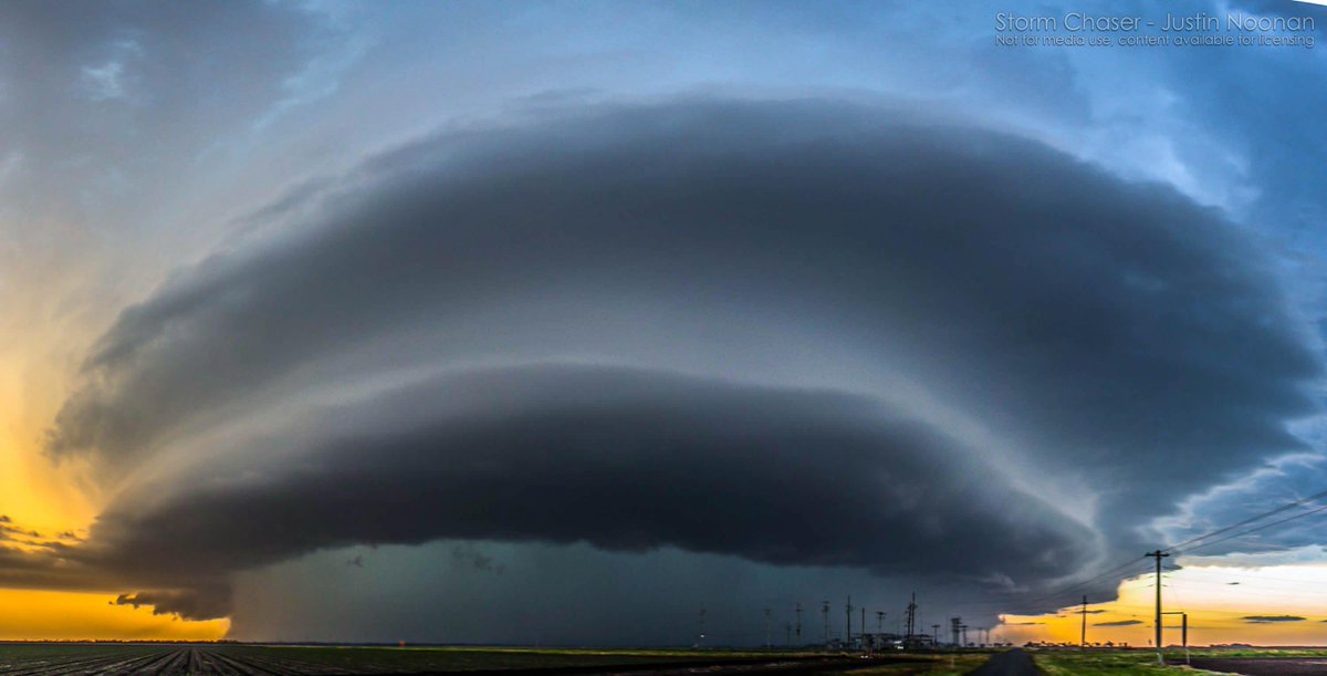 Missing days like this! Back when we used to get regular RCT's (Ridge Cradled Troughs) on the Darling Downs. Monster HP supercell - 22nd November 2015.

#Australia #StormHour #Queensland #auwx #storms #Brisbane