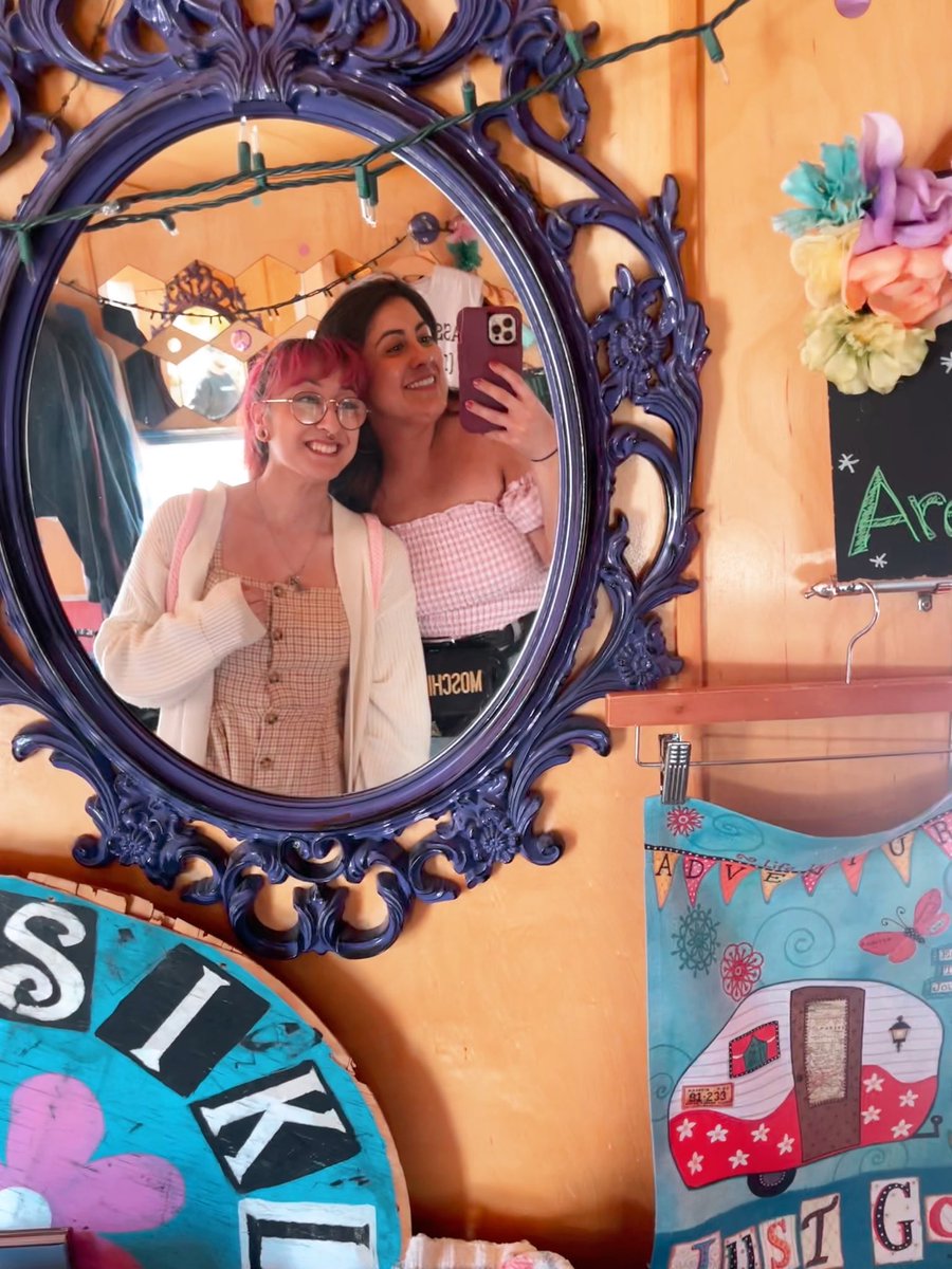 PopsikleShop's tweet image. Grateful to know so many pretty faces in Downtown Anaheim💖🚌🌻💛 #thriftythursday #popupboutique #anaheimcalifornia #sustainablestyle #thriftstyle #vintagetrailer #prettyfaces