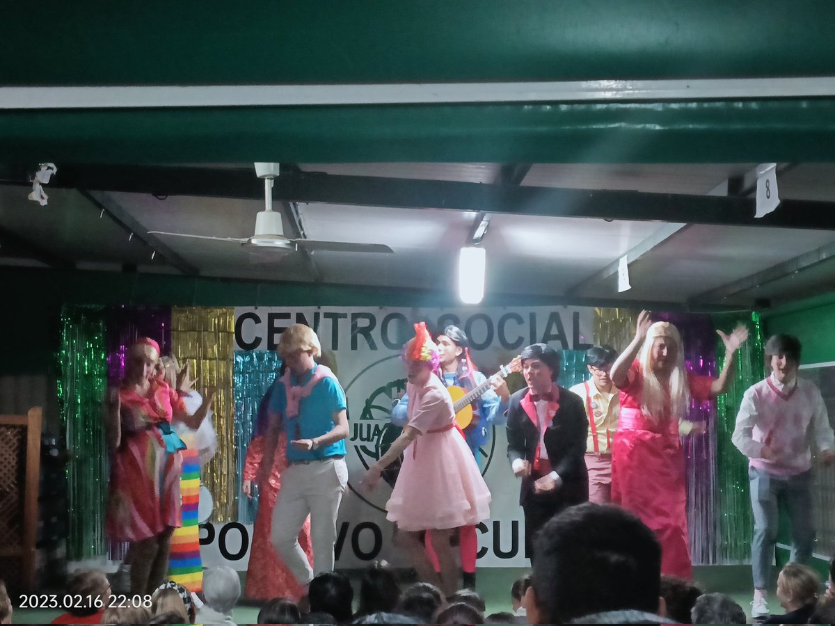 lidiaanaaa's tweet photo. VII Camaroná del CSDC Juan Velasco. Lleno absoluto para ver a la chirigota juvenil del @cccibarburu ganadora del COAC 2023 
"Vuelven las mas...carillas" 
Enhorabuena! Esto si que es una chirigota!!! 👏👏
#Carnaval
#DosHermanas https://t.co/83ZtH4tYqf