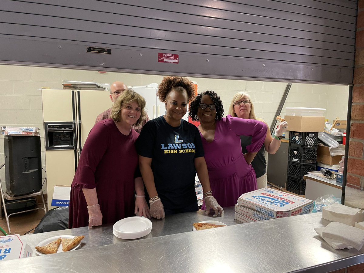 Some serious ACT prep going on @HillwoodHS @Sheaf_S today! Our smiling staff was happy to serve up pizza as a study treat! Thanks to @MasteryPrep for working with our juniors! MNPS.org/act