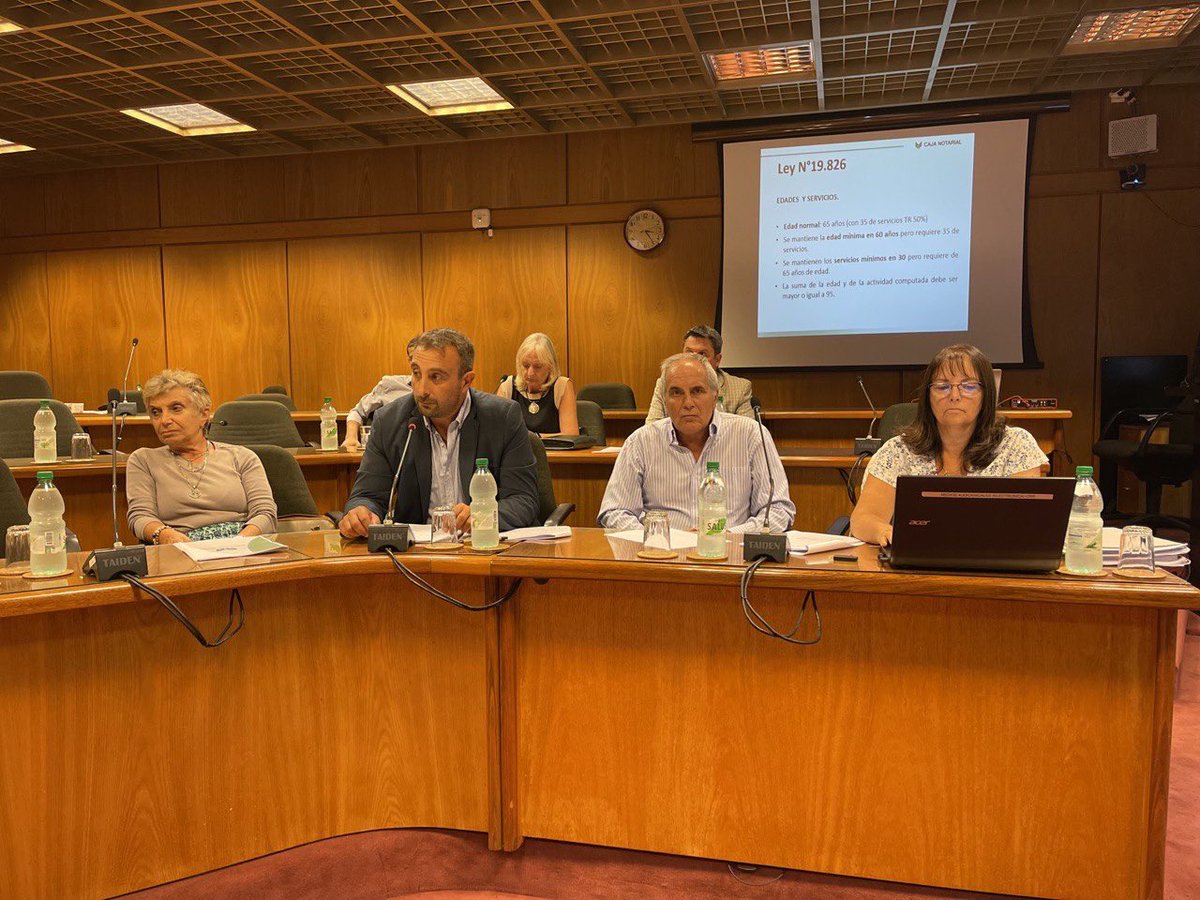 _RodriguezJuan_'s tweet photo. En la jornada de hoy, recibimos a las autoridades de la @cjpb_uy y de la Caja Notarial, a efectos de conocer su opinión sobre los cambios al sistema que introduce la Reforma de la Seguridad Social. https://t.co/IvRGzSKXVb