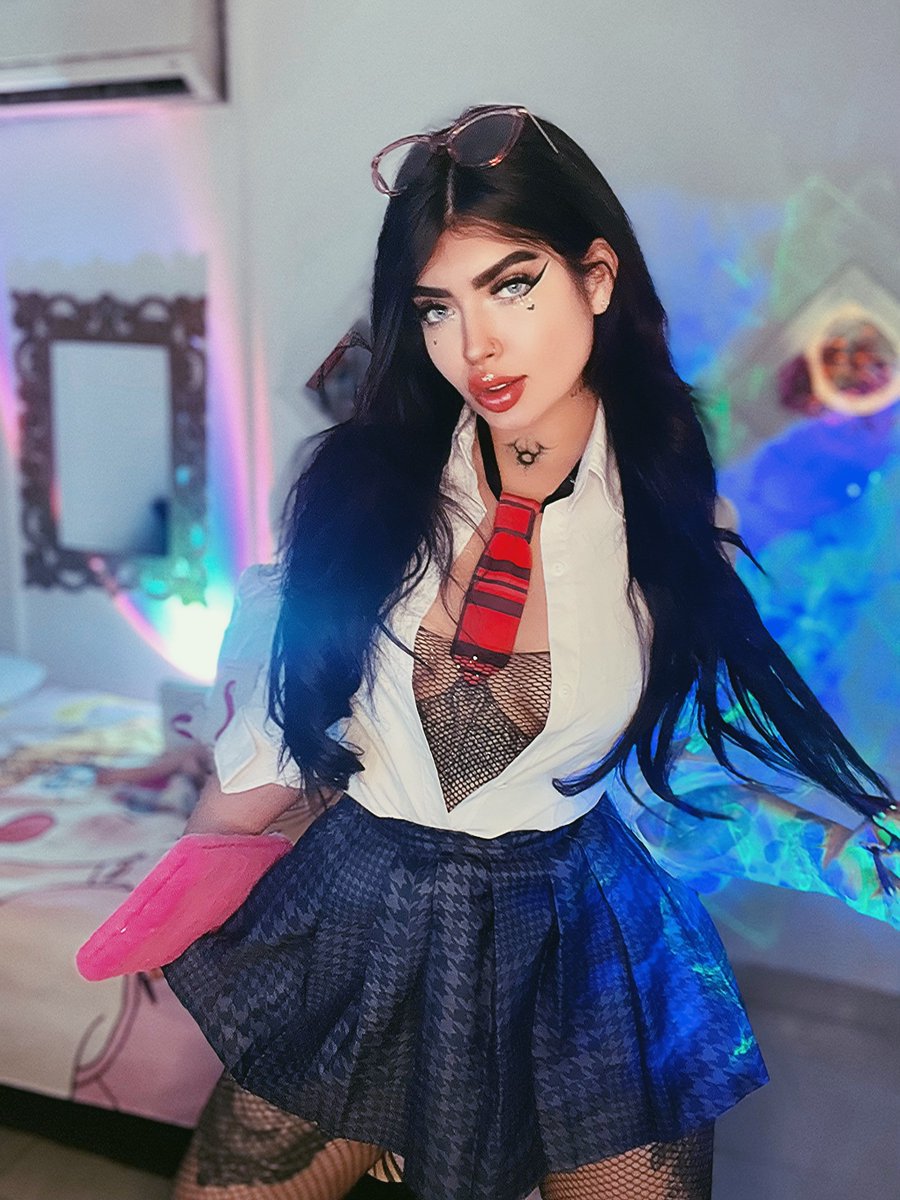 QueenlamiaOF's tweet photo. come here teacher📚 https://t.co/1nGHN6SwjF