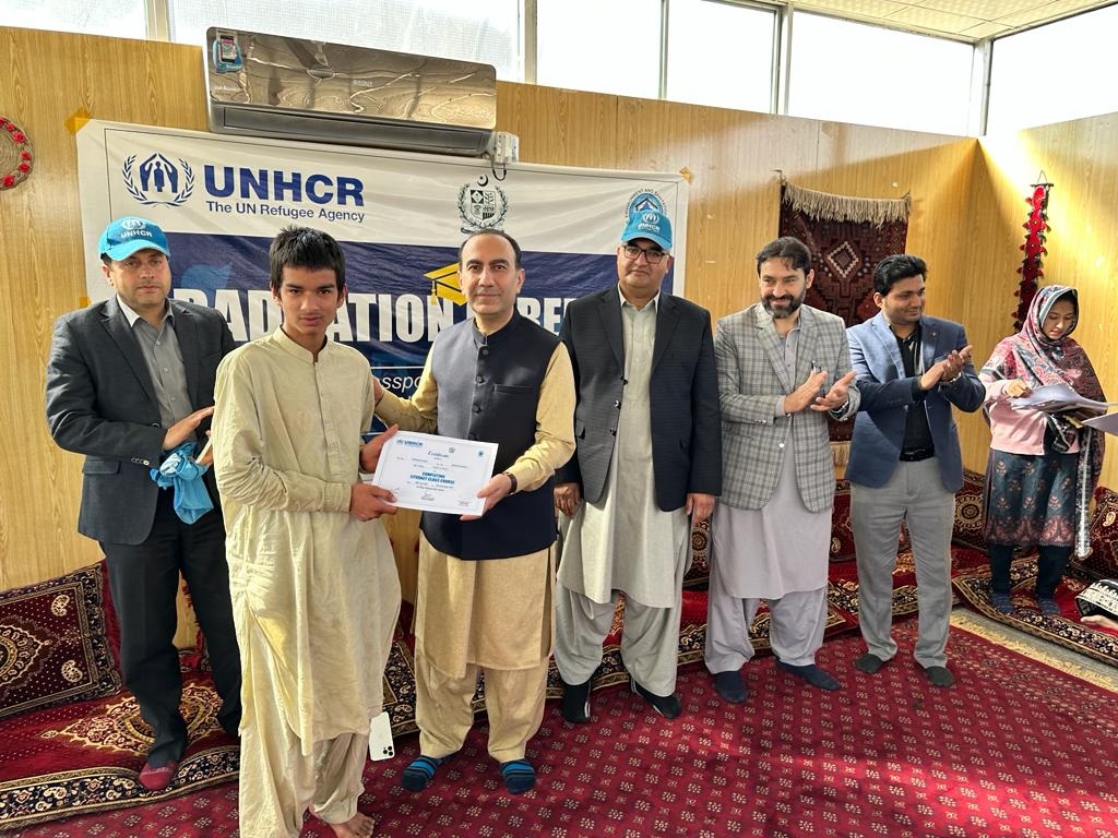 UNHCRPakistan's tweet photo. @UNHCRPakistan & partners contribute to social cohesion and foster greater self-reliance๐ช
360 ๐ฆ๐ซ @refugees & ๐ต๐ฐ students graduated at the #UrbanCohesionHub in Quetta with the support of @WESSPk
Their courses included literacy, numeracy, English language & basic computer๐ฅ๏ธ https://t.co/iiOKX201Zw