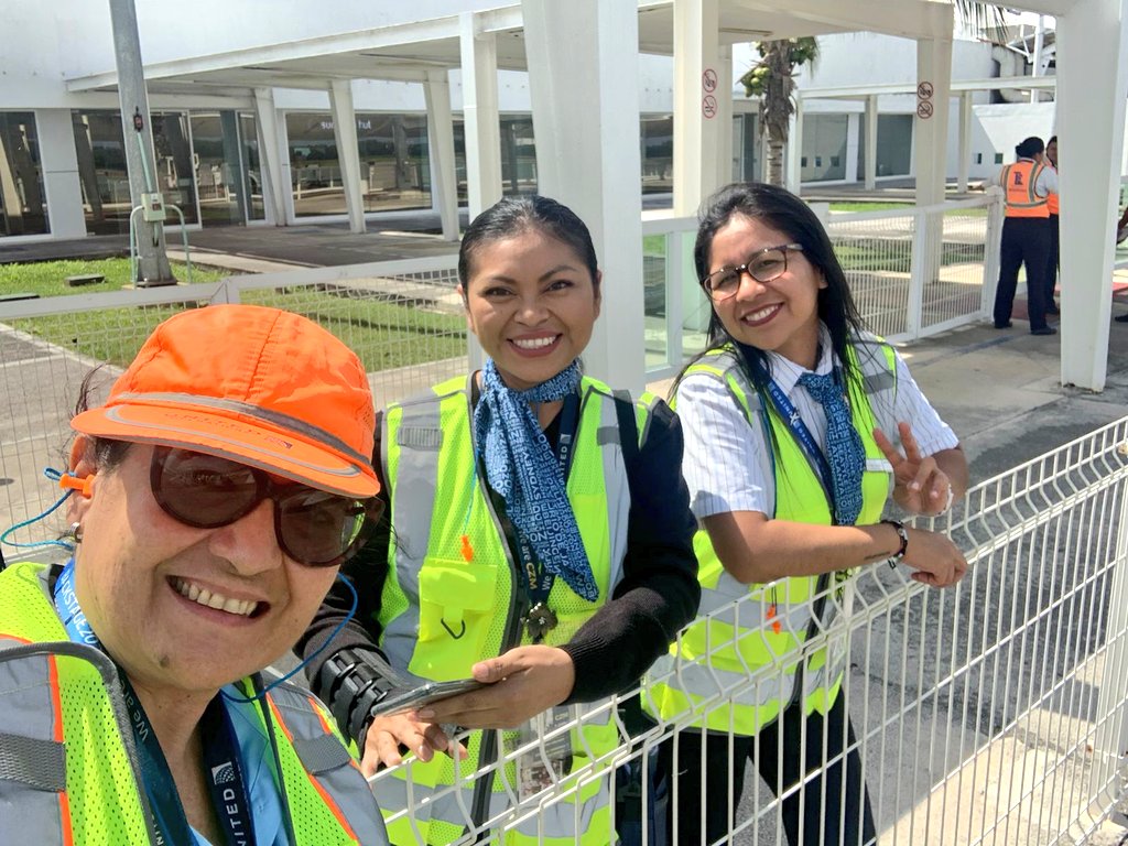 FlorMar_CZM's tweet photo. Ramp Girls Time! 
😜hours or minutes outside it's still important Keep you hydrated ☀️🥤and wear the proper equiptment on the ramp!👷🎧🦺👢
And remember ... Smile 😊
(here, waiting the Arrival flight🛬)
#SafetyFirst #safetyIOwnIt #Core4 #costumerService #beingunited @united 🏖️CZM https://t.co/uxYR8kjUvQ