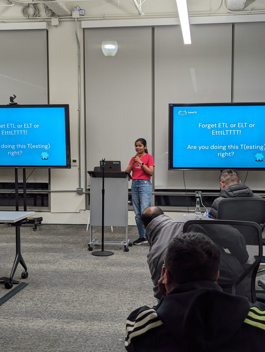 It's #meetup night! We are at Mountain View with @lakeFS & @confluentinc, learning about how to improve your data pipelines! Great speaking sessions from @vinodhini_sd & @CerchieLucia! 🎉🤘🔥

#data #datastreaming #dataengineering