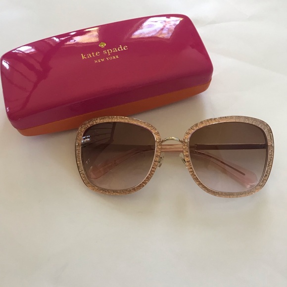partangel34's tweet photo. So good I had to share! Check out all the items I'm loving on @Poshmarkapp from @tracylurvey #poshmark #fashion #style #shopmycloset #babyessentials #katespade #eddiebauer: https://t.co/Zq2YgDreAx https://t.co/pIPzEjMsyc
