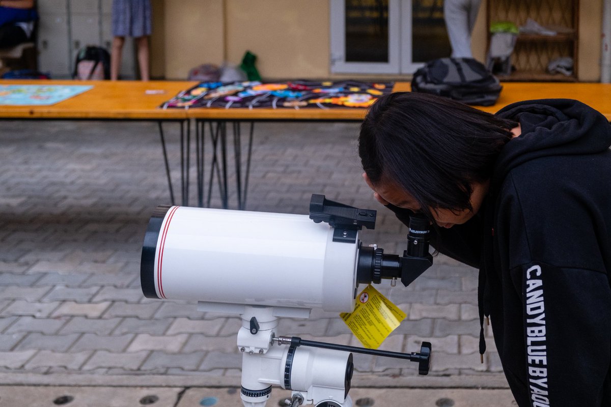 JacquesMantion's tweet photo. Au lycée René Descartes de Phnom Penh, Alain Doressoundiram de @Obs_Paris a donné une conférence sur les derniéres nouvelles du cosmos. Le public a été attentif et a pu faire des observations avec des télescopes.  
@LesiaAstro @aefeinfo @AEFEAsie https://t.co/shlF7LdbBX
