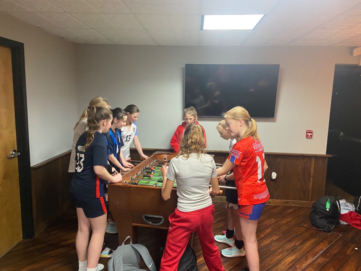 BOILERSFC's tweet photo. Boilers FC Girls Thursday training groups enjoying pizza and a @USWNT win over Canada! https://t.co/YjJayppSWU