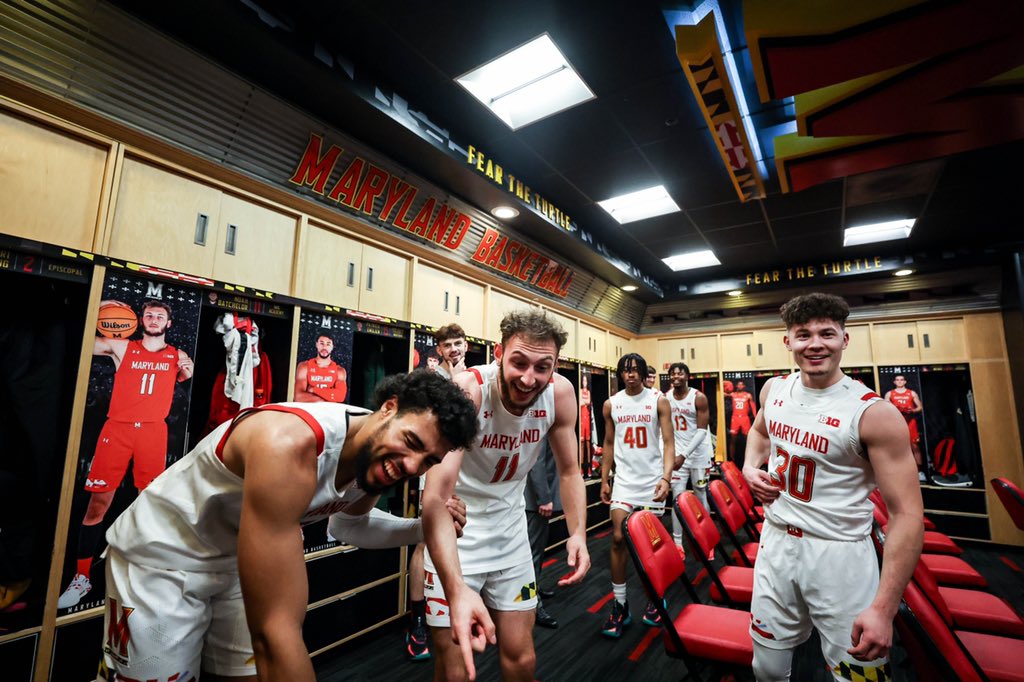 Also, shoutout to my <a href="/TerrapinHoops/">Maryland Men’s Basketball</a> guys! This is their reaction when I walked in the locker room without a shoe😂