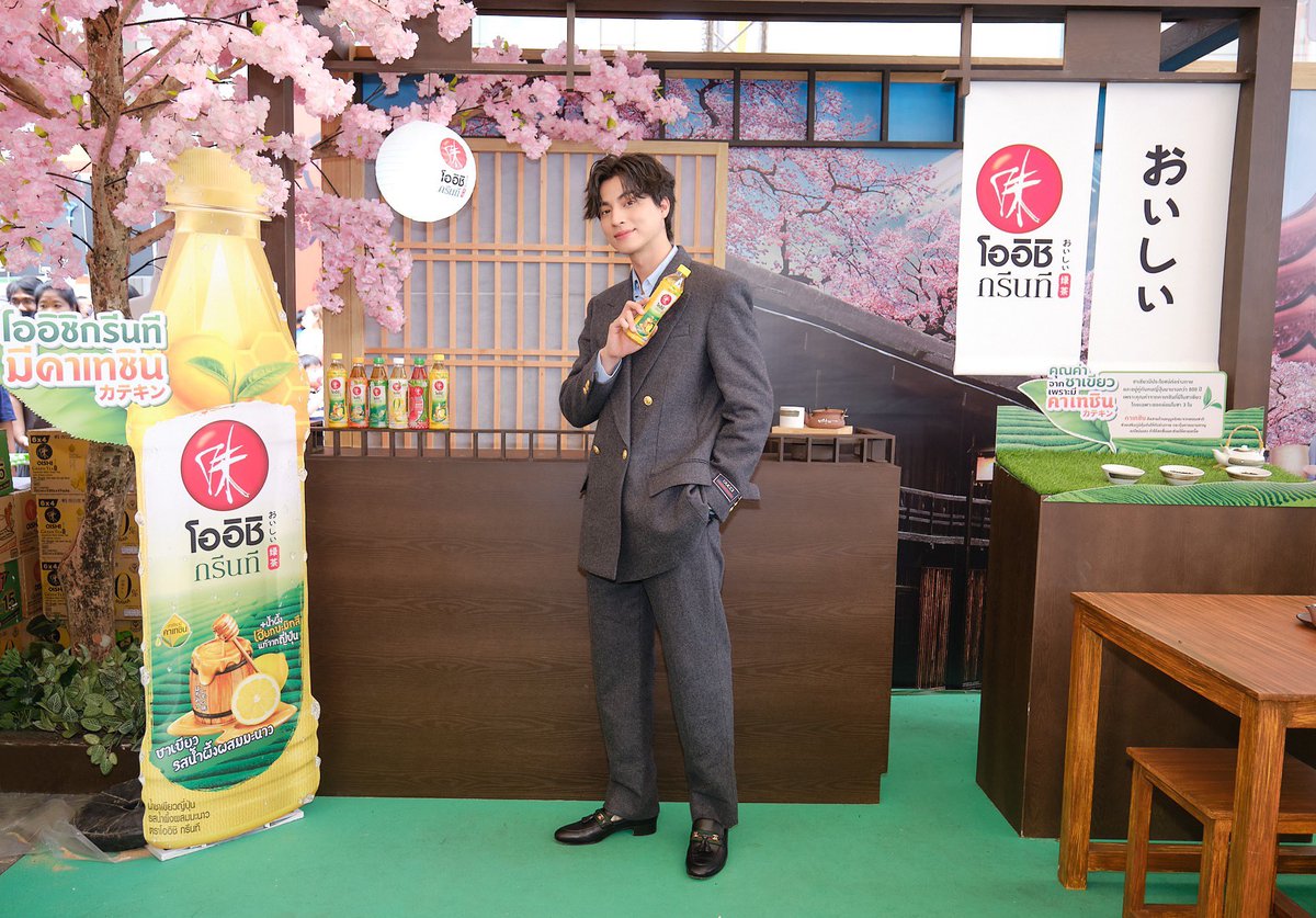 zoomdara_online's tweet photo. “กลัฟ คณาวุฒิ” คว้ารางวัล JAPAN EXPO MEDIA &amp; INFLUENCER AWARD 2023 จากผลงานพรีเซนเตอร์โออิชิ ช่วยส่งเสริมญี่ปุ่นให้เป็นที่รู้จักในประเทศไทย

อ่านข่าวเพิ่มเติม 👉🏻 https://t.co/cL8VQaxUOa

#GulfKanawut #กลัฟคณาวุฒิ
#ลูกบอลของคุณบิ๊กกลัฟ #Phiballs
#JAPANEXPOTHAILAND2023
#zoomdara https://t.co/BCPzC4d8LV