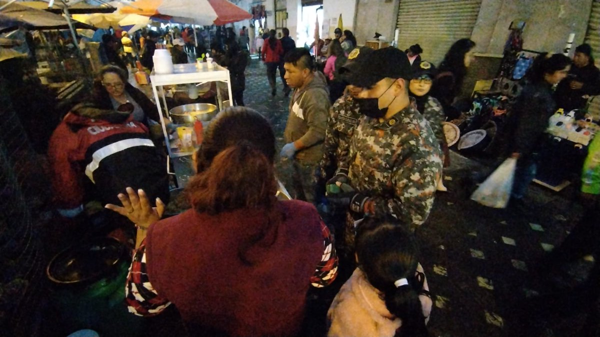 GuardiaCuenca's tweet photo. #GuardiaCiudadana, como parte del #EOICuenca, realiza operativos de control de venta y consumo de bebidas alcohólicas en los alrededores de la Plaza de San Francisco, lugar donde se desarrolla el tradicional #JuevesDeCompadres2023.

#OrdenControlSeguridad #Carnaval4Ríos https://t.co/t9bAjnokX0