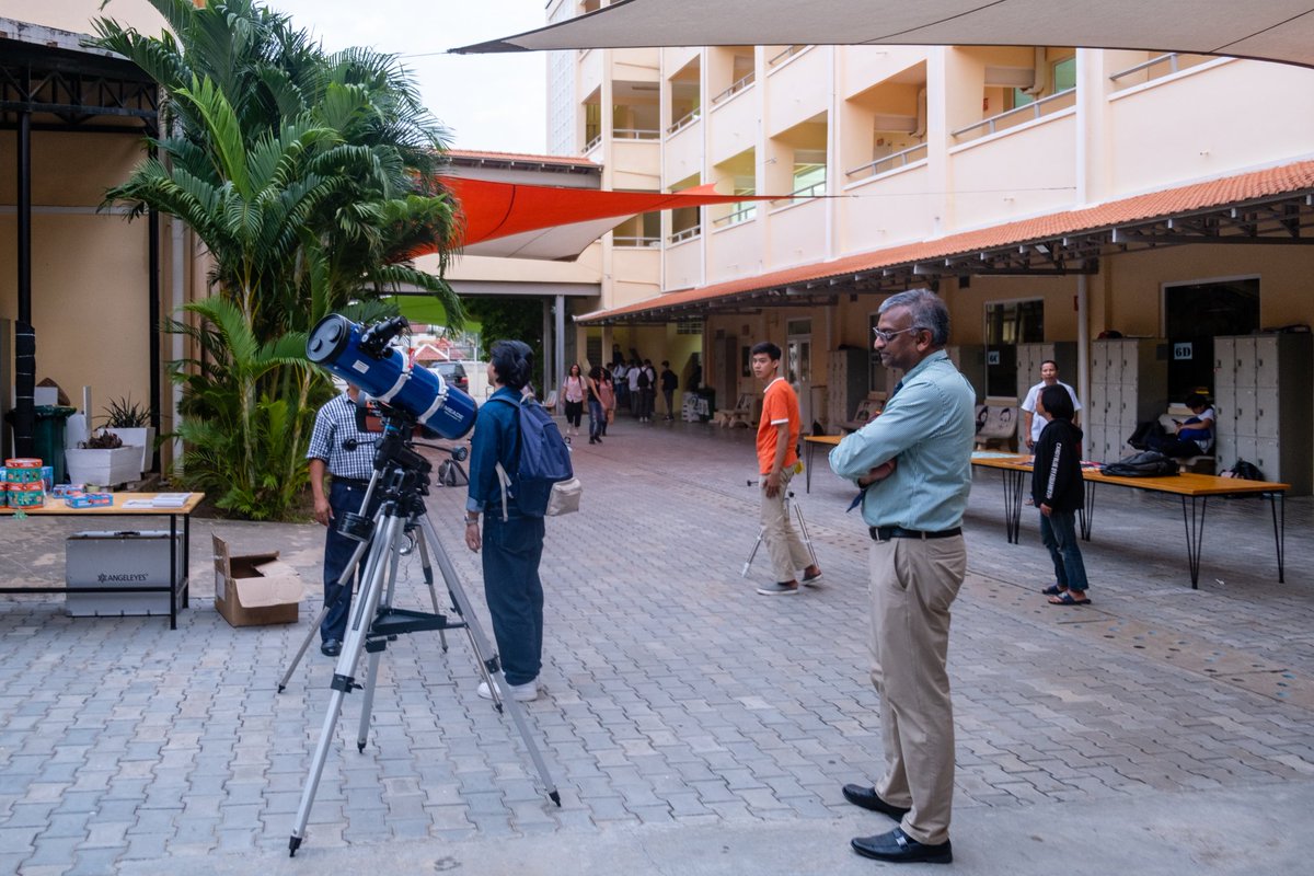 JacquesMantion's tweet photo. Au lycée René Descartes de Phnom Penh, Alain Doressoundiram de @Obs_Paris a donné une conférence sur les derniéres nouvelles du cosmos. Le public a été attentif et a pu faire des observations avec des télescopes.  
@LesiaAstro @aefeinfo @AEFEAsie https://t.co/shlF7LdbBX