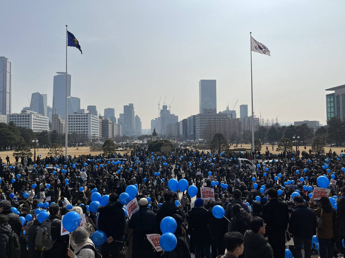 민주주의를 지키자 라는 말을 하게될줄이야 

많이들 안오면 어쩌나 걱정했던 게 민망할 정도네요🥹