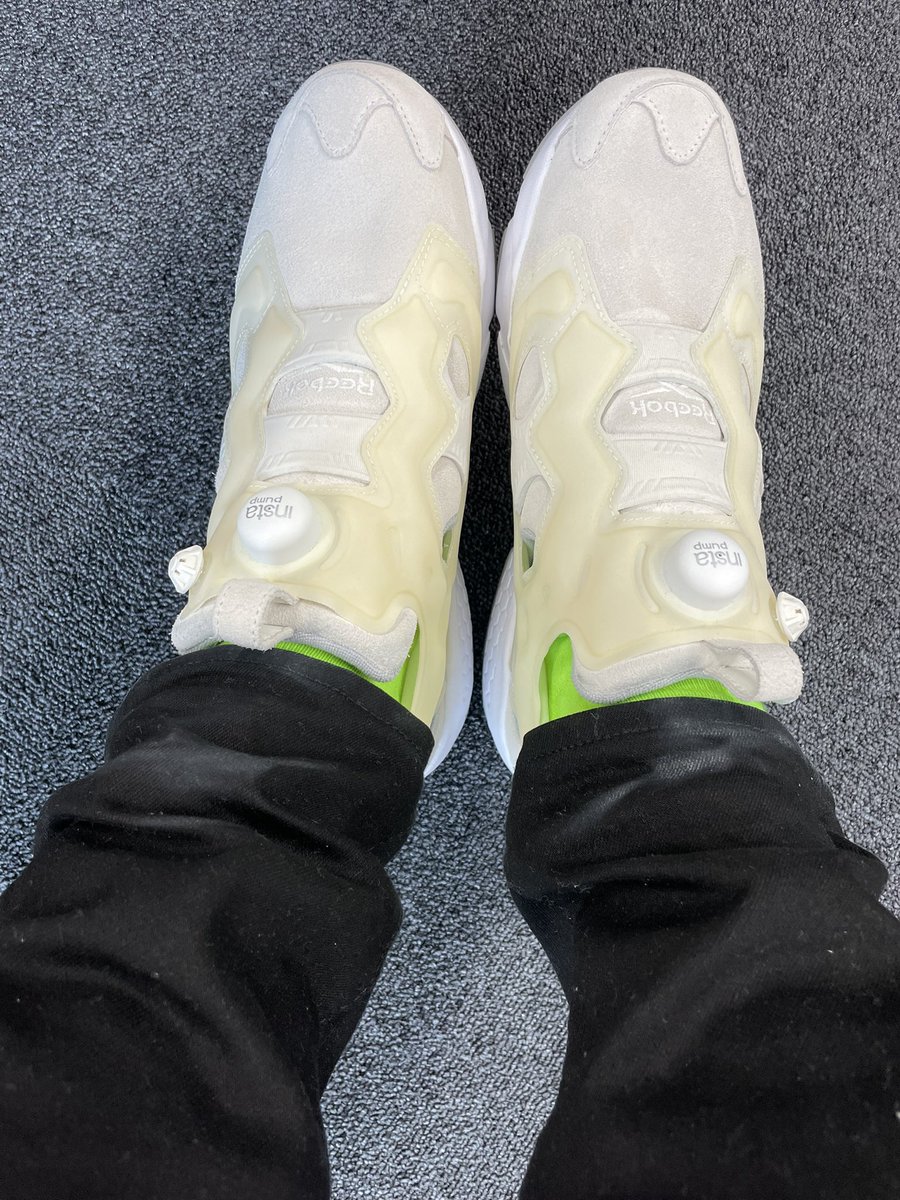 白スニーカーおろしたら、黒パンと互いに色移りしちゃった https://t.co/l7TvAYwyUE