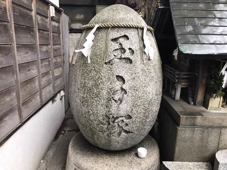 日本人は今まで、人間のために命を落とした者や、壊れた物などをたくさん供養してきた。例えば、筑後川沿いの久留米市宮ノ陣（福岡県）には「宮入貝供養碑」があり、築地の波除神社には鮨ネタを供養した「玉子塚」「活魚塚」「すし塚」がある。アース製薬の「虫供養」もこれと同じだ。  