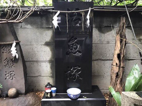 日本人は今まで、人間のために命を落とした者や、壊れた物などをたくさん供養してきた。例えば、筑後川沿いの久留米市宮ノ陣（福岡県）には「宮入貝供養碑」があり、築地の波除神社には鮨ネタを供養した「玉子塚」「活魚塚」「すし塚」がある。アース製薬の「虫供養」もこれと同じだ。  
