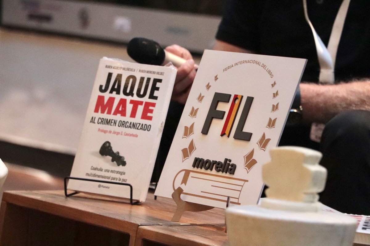 Garcia_Aviles's tweet photo. La reacción del público lector de la FIL Morelia fue extraordinaria, el libro se agotó. Los medios reaccionaron a la altura del evento, gracias @rubenmoreiravdz @RubenAguilar . Los esperamos pronto en la próxima presentación. Somos FIL Morelia 📕📒 https://t.co/RsJtodUBFE