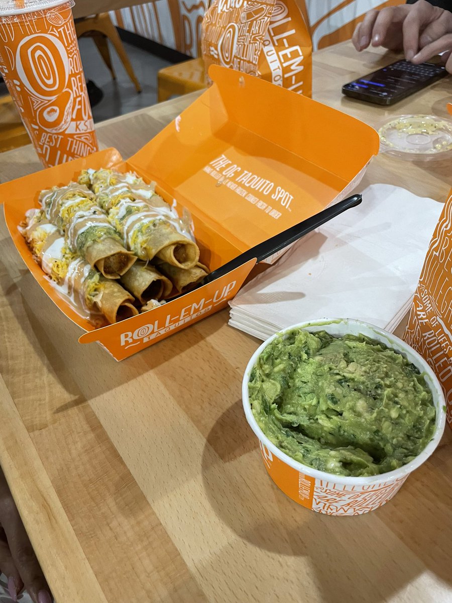 RonFutrell's tweet photo. Love the food at #eatrollemup taquitos Las Vegas - great food! #TaquitoThursday https://t.co/OAC4uTbZiW