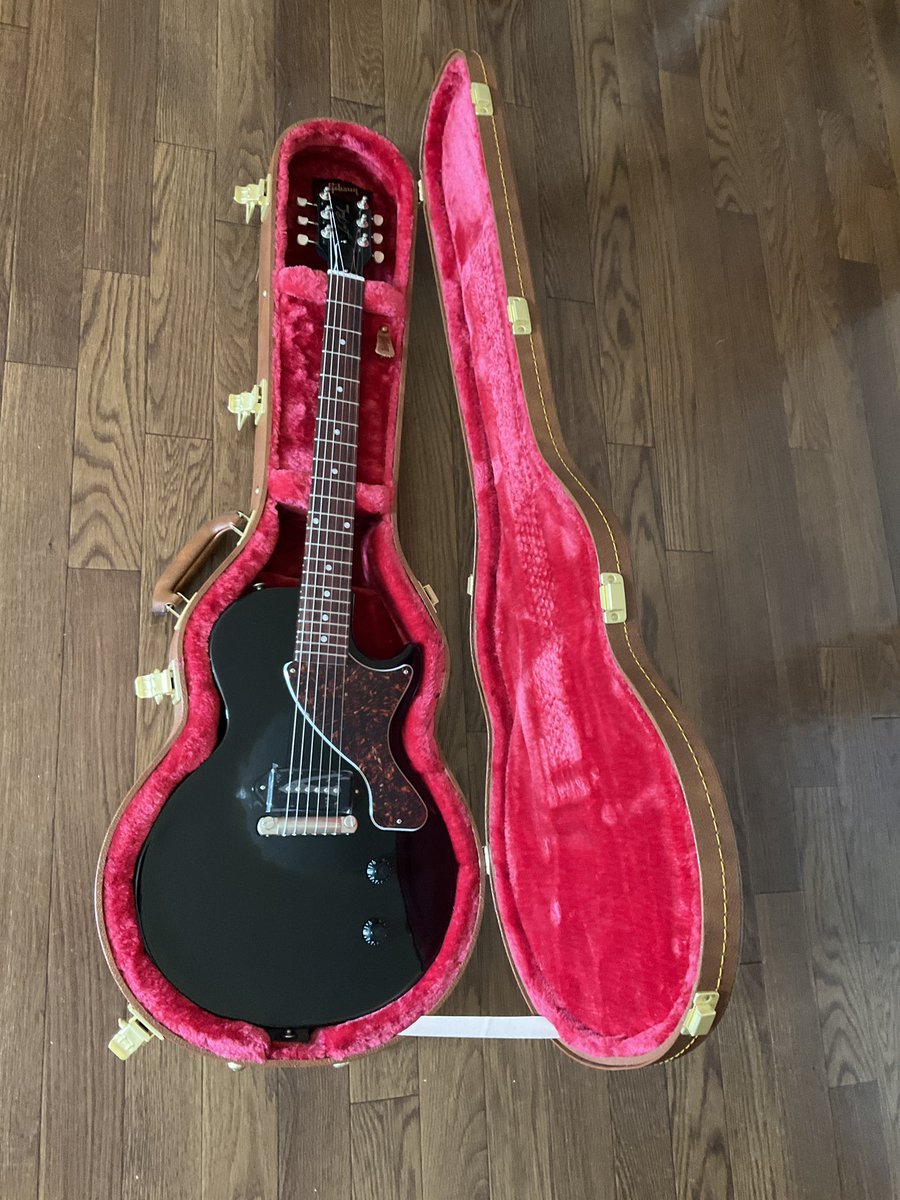 studio_hanazoh's tweet photo. ギブソン レスポールジュニアを購入。重さは2.94kgで今まで見た中で最軽量だったので勢いでポチッと、、、ギブソンは重くてナンボという説もあると思うが、年取ると軽いのがやっぱり楽で♪ 3kg切ってるジュニアにはなかなか出会えない!
#gibson #lespaul #mynew #mng #ギブソン #guitar #レスポール https://t.co/21pt39nJop