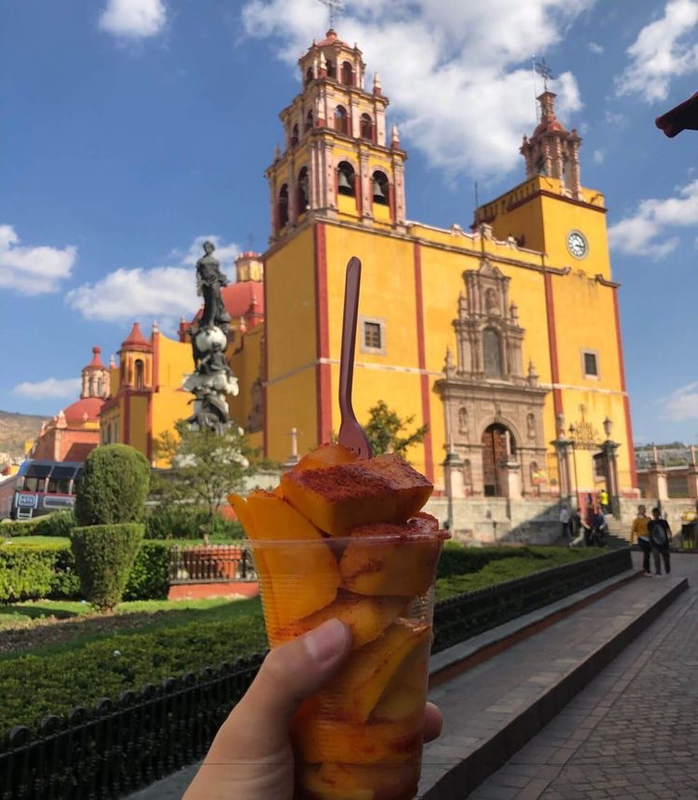 Un manguito con su chilito y caminar por #Guanajuato 😌🥭 solo eso pido 
📸 alan_armando.baltierra