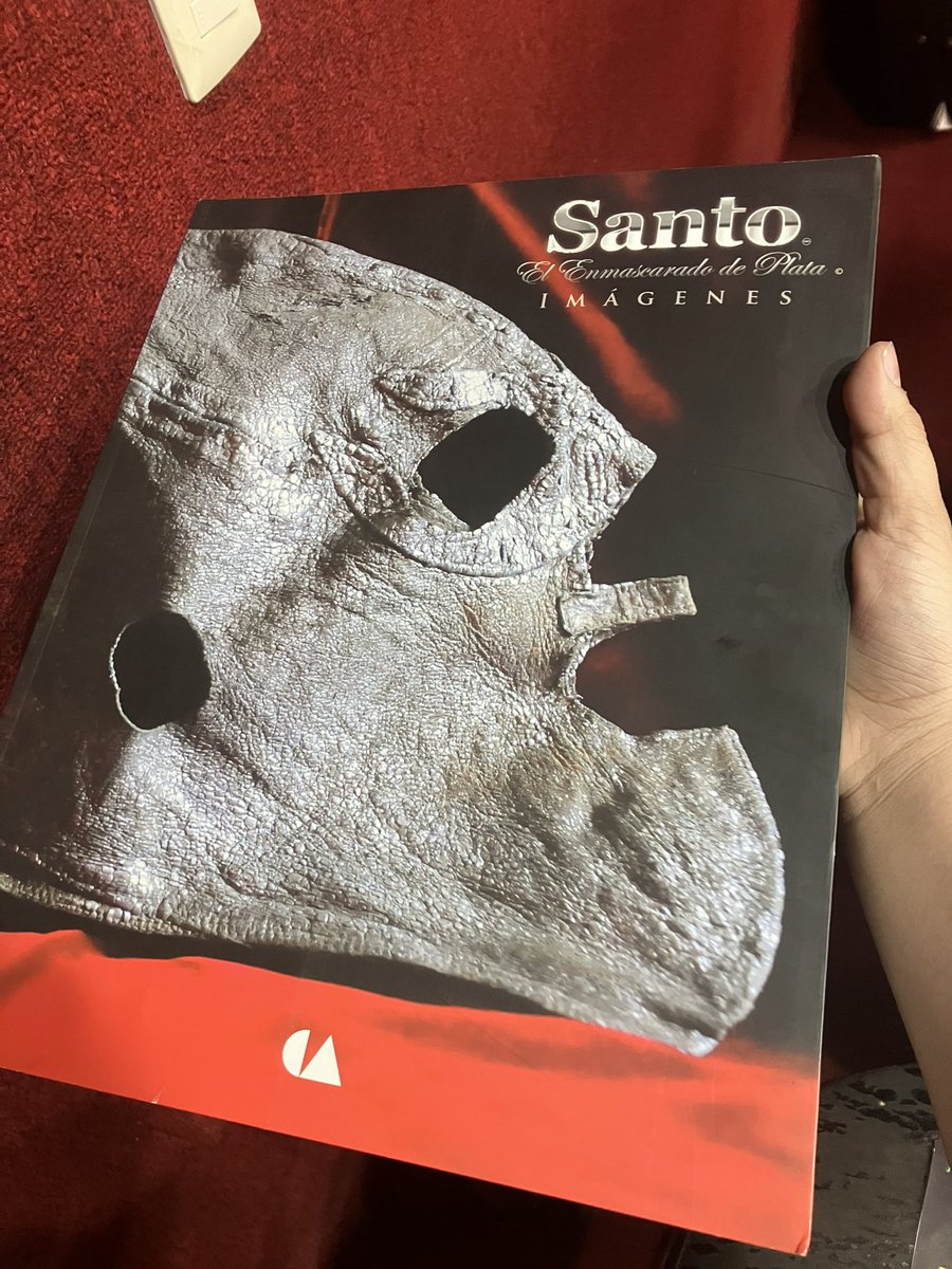 @ElHijodelSanto @GabrielaObregon @ElHijodelSanto un libro maravilloso, un verdadero homenaje al enmascarado de Plata… el Santo! Un increíble libro que forma parte de nuestro museo 😃