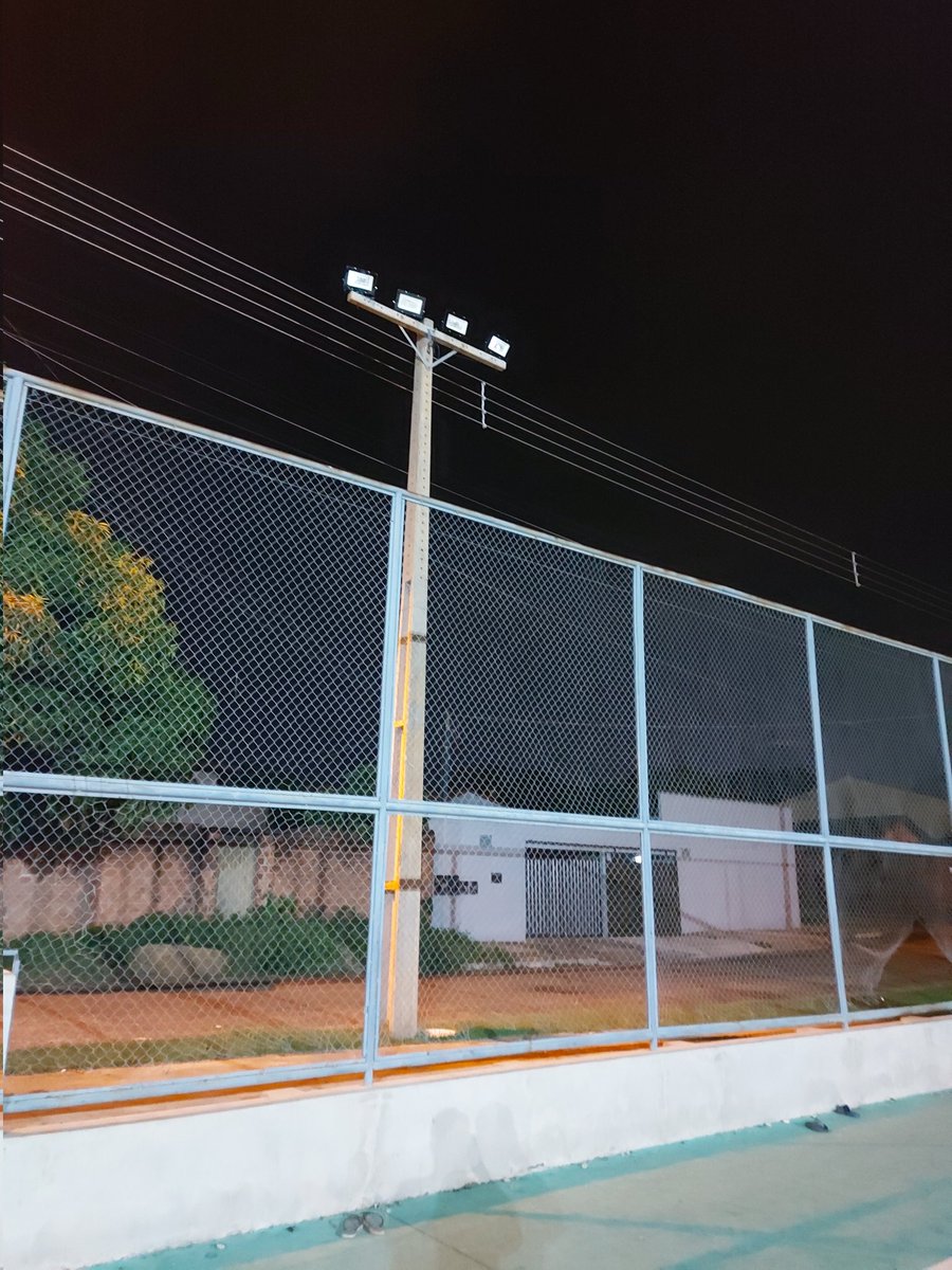 cassiovteles's tweet photo. Boa noite @cidadepalmas e Prefeita @CinthiaCRibeiro. Da uma forcinha pra gente aqui da 403 norte. Nossa quadra de esportes da pracinha tá sem iluminação desde dezembro e a molecada tá sem conseguir jogar a noite. https://t.co/WPEi8iVMmy
