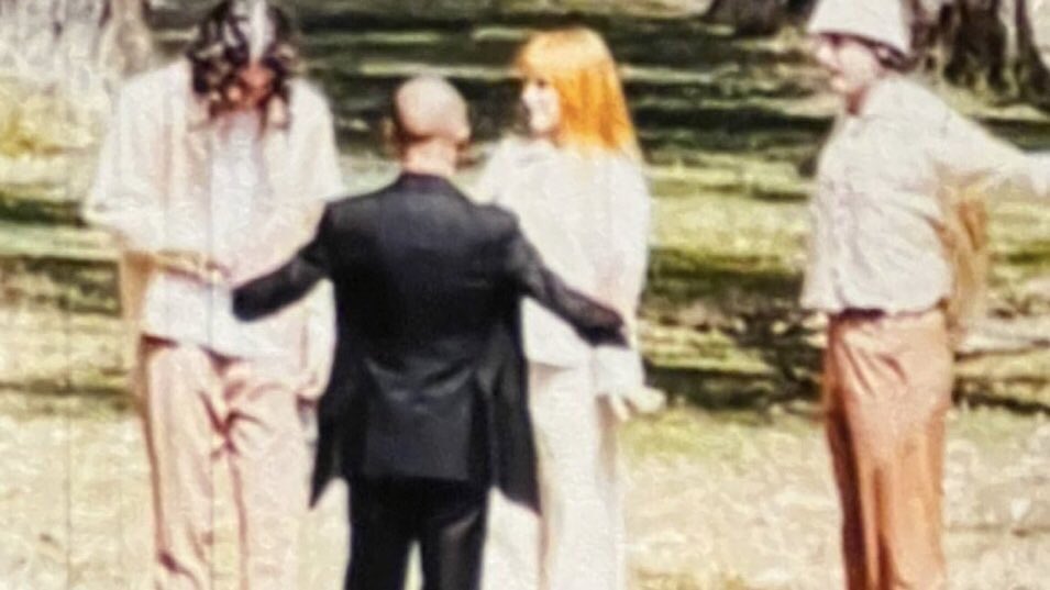 E onde foram parar esses looks que não estão presentes no clipe de Running Out Of Time? 👀
