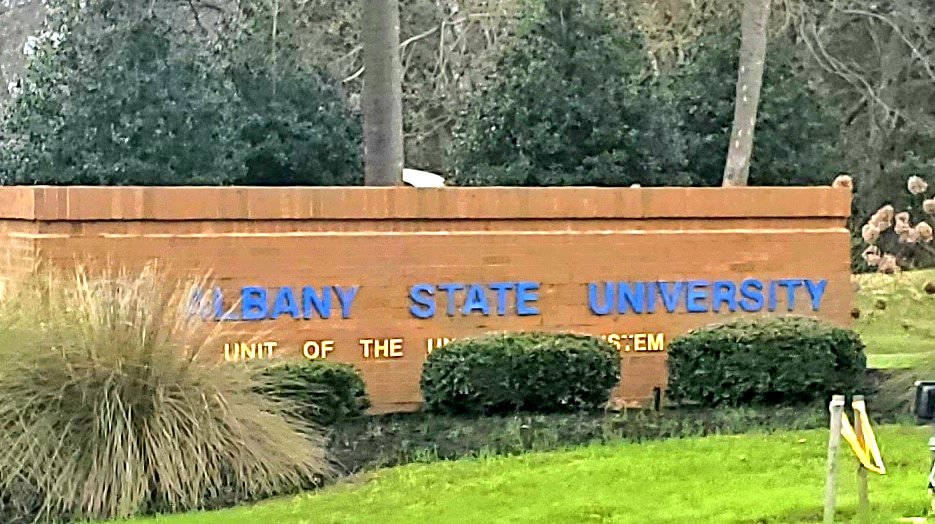 CynthiaMcCray19's tweet photo. I love it when a prospective teacher says, "I graduated from Henry Co Schools &amp; I'd love to come back to work there!"Yesss! I enjoyed meeting seniors and recruiting for HCS at my Alma Mater @AlbanyStateUniv #TeachersRock #RecruitTORetain @SpicerAmy @stormer_jessica @MASuddeth https://t.co/GFV0BkF2Ky