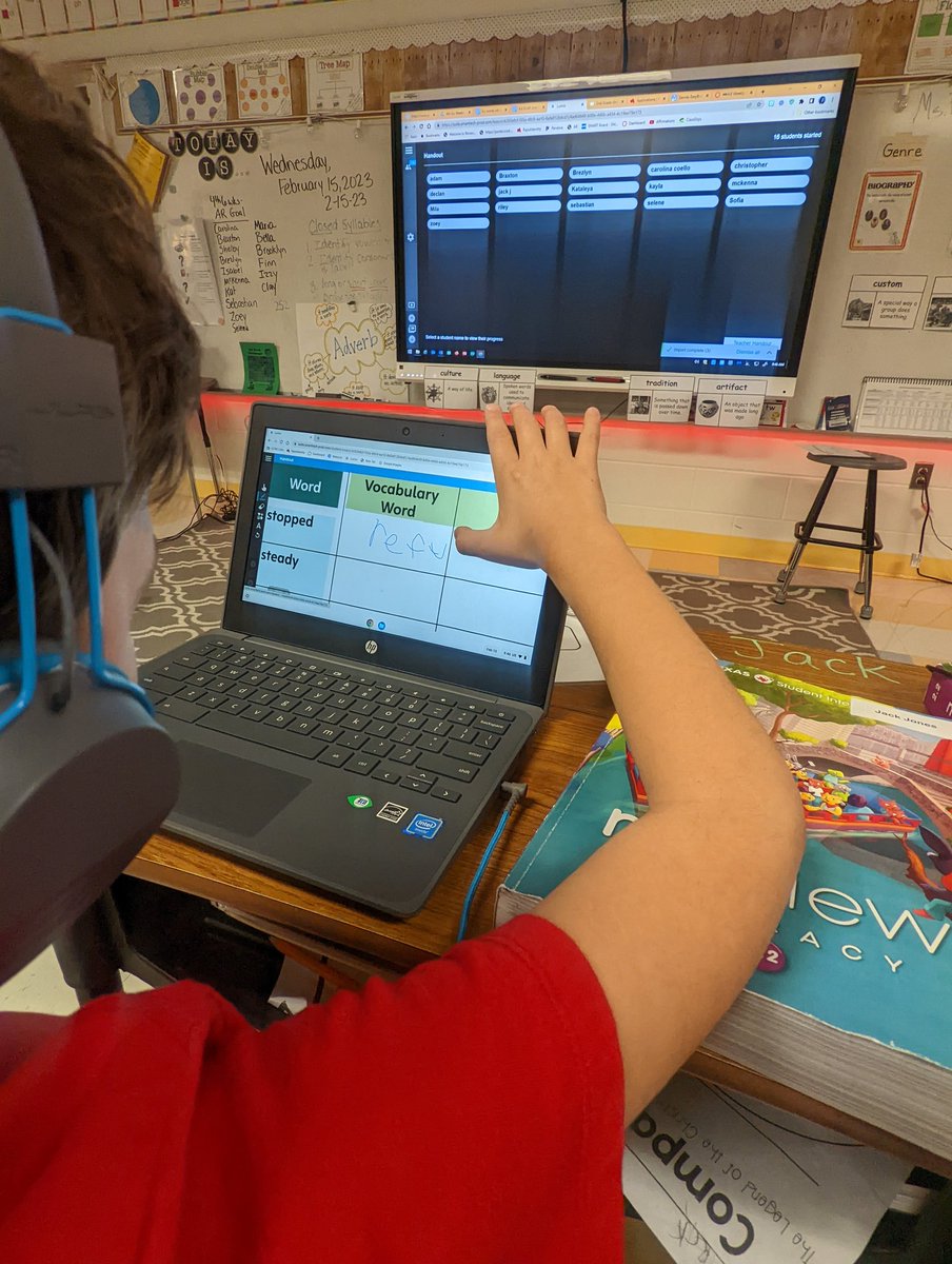 denise_walker17's tweet photo. When a simple vocabulary handout from the workbook becomes interactive!! 🙌🏽 The kids LOVED getting messages from me as I was grading their work!  @LumioSocial https://t.co/JAE4k4huTW