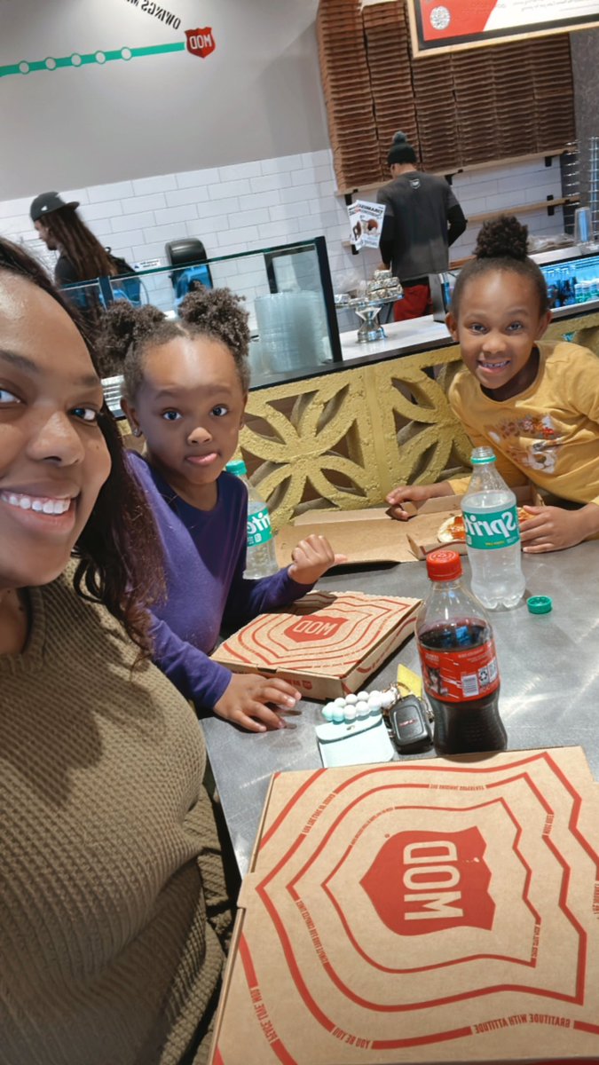 KMPWainwright's tweet photo. Yummy Pizza at @LyonsMill Mod Pizza Fundraiser! https://t.co/2F5vS2do5V