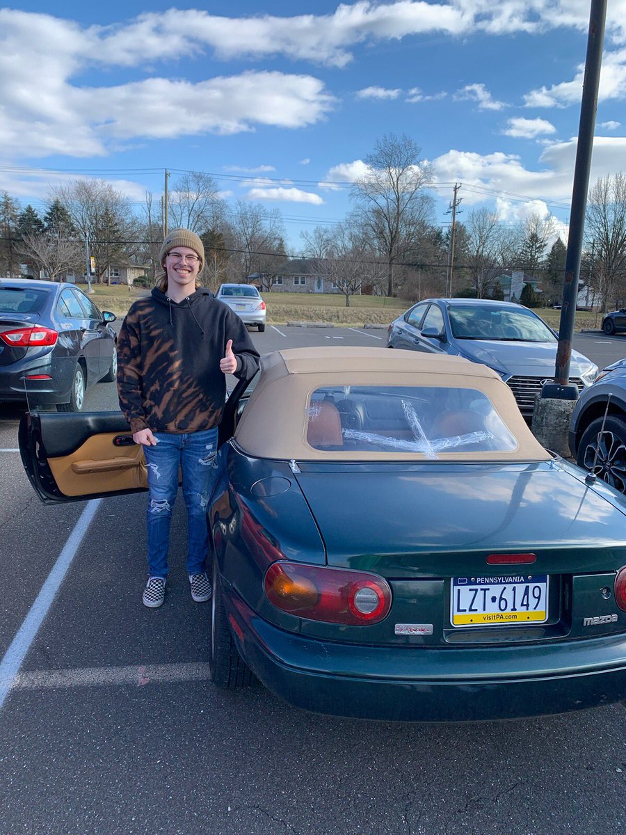 truth_bag's tweet photo. @MazdaUSA do you guys replace NA miata tops? lmao https://t.co/TlzHCickyn