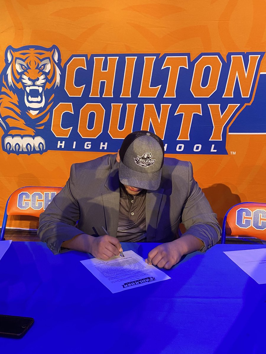 IsaiahDavidso62's tweet photo. Signed 🦅💙 @FaulknerFTBL @ChiltonCoTIGERS https://t.co/iKTUItJcfk