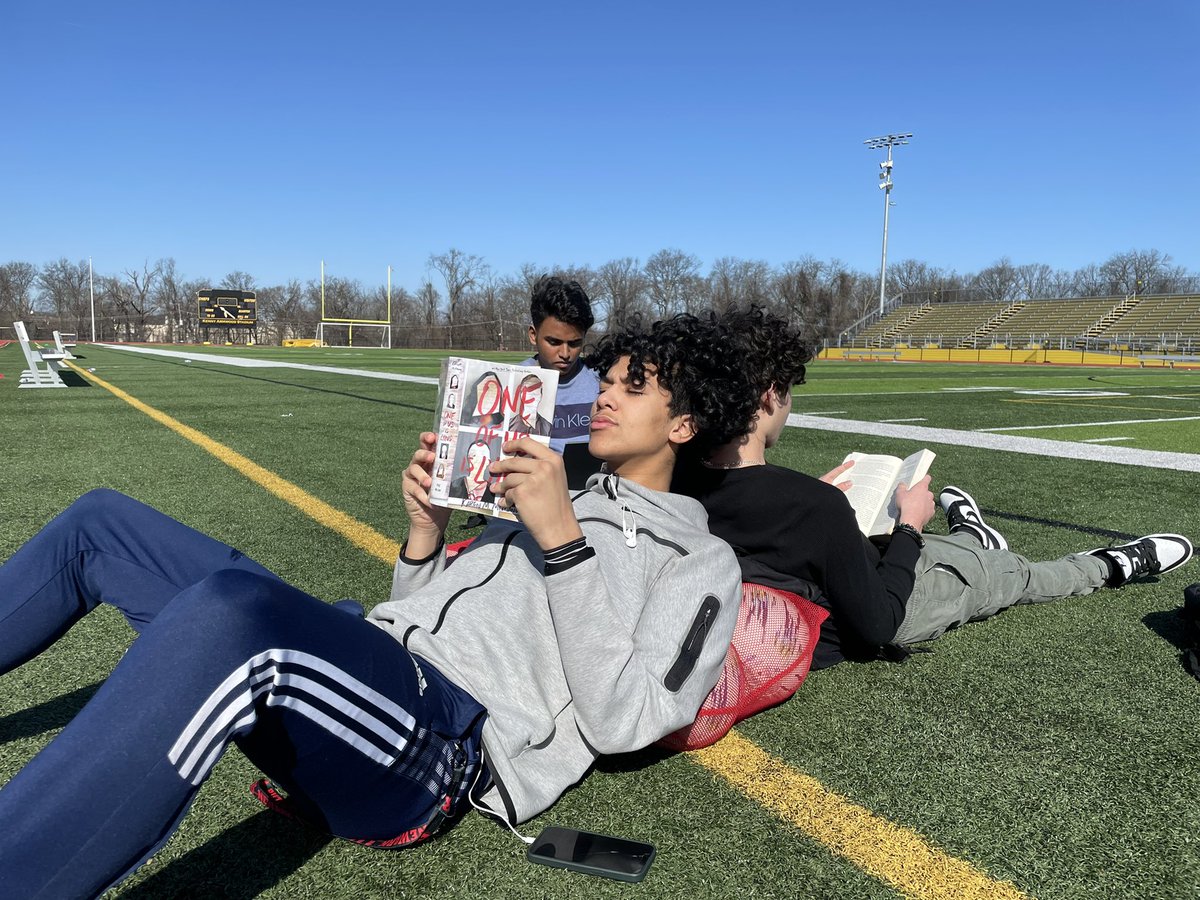 KaysMoKays's tweet photo. Can’t beat good weather and a good book! #PHS #pway #SSR https://t.co/txerq3O7Mn