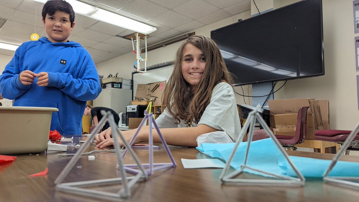 IronsCougars's tweet photo. #IronsEngineering 1 students are making a 10 cell tetrahedral kite to demonstrate how drag affects flight! https://t.co/yyR71iaPrX