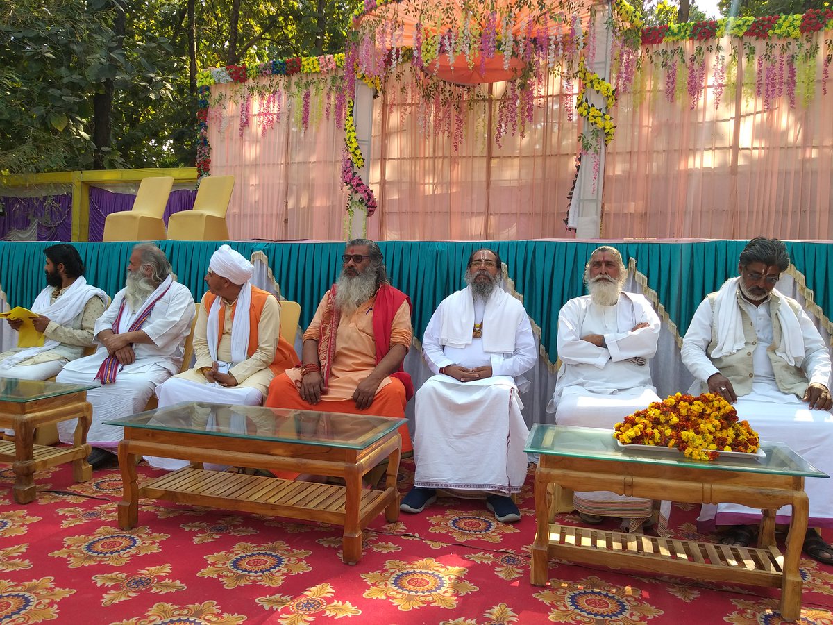 uplivein's tweet photo. #चित्रकूटधाम केंद्र शासित बनाने, शराब, मांस, धूम्रपान बंदी एवं श्री कामदगिरि में जूते पहनकर परिक्रमा करने वालों पर दंड का प्रावधान किए जाने को लेकर सात अखाड़ों के महंतों सहित समाजसेवी आनंद सिंह पटेल, वरिष्ठ पत्रकार संदीप रिछारिया द्वारा बैठक की गई  @PMOIndia @UPGovt @ChitrakootDm https://t.co/pg96h99umc
