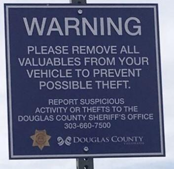 dcsheriff's tweet image. Let's bring the fanny pack back! Recently there has been an increase in suspects breaking windows to steal valuables from cars parked at horse parks, dog parks, and open space trails throughout @douglascountyco. Keep your valuables at home or with you as you enjoy the outdoors.