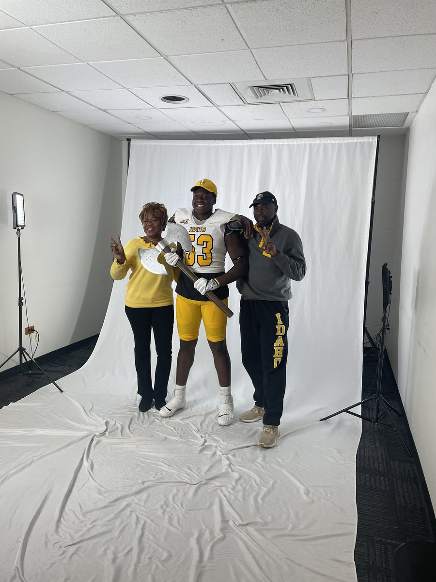 After a great conversation with @Booof38, I am blessed to have received a full ride offer from The University of Idaho!!#GoVandals 

<a href="/Coach_Eck/">Jason Eck</a> <a href="/VandalFootball/">Idaho Football</a> <a href="/BKKnightsFB/">Bishop Kelly Football</a> <a href="/BrandonHuffman/">Brandon Huffman</a>