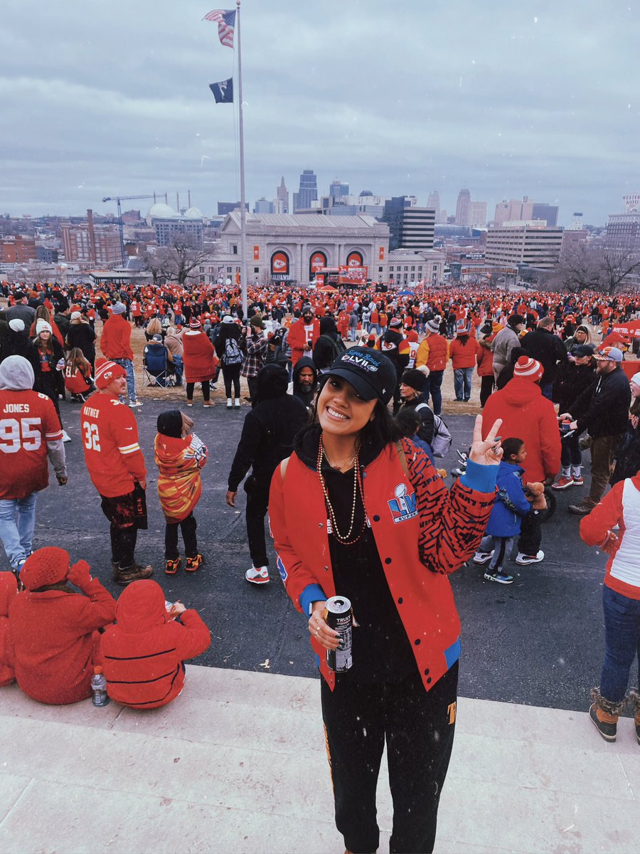 816 to my city 
#worldchamps #kansascity #kc #kansascitychiefs #chiefs #Superbowlparade #superbowl #redkingdom