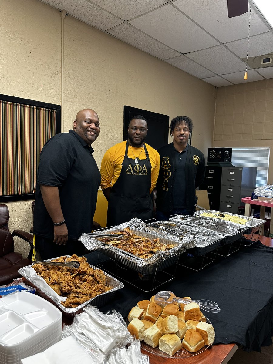 PrincipalSDavis's tweet photo. Thank you Alpha Phi Alpha, Beta Upsilon Chapter and Alexander PTO for providing Alexander teachers with a wonderful meal! We had so much food we started serving our parents as well!! We appreciate your support!! 🤗🤗 https://t.co/o9fn4lN9Pv
