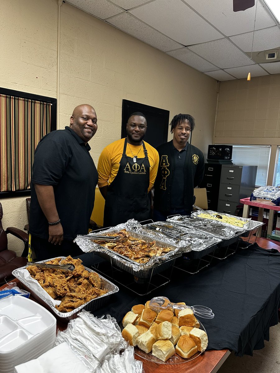 PrincipalSDavis's tweet photo. Thank you Alpha Phi Alpha, Beta Upsilon Chapter and Alexander PTO for providing Alexander teachers with a wonderful meal! We had so much food we started serving our parents as well!! We appreciate your support!! 🤗🤗 https://t.co/o9fn4lN9Pv