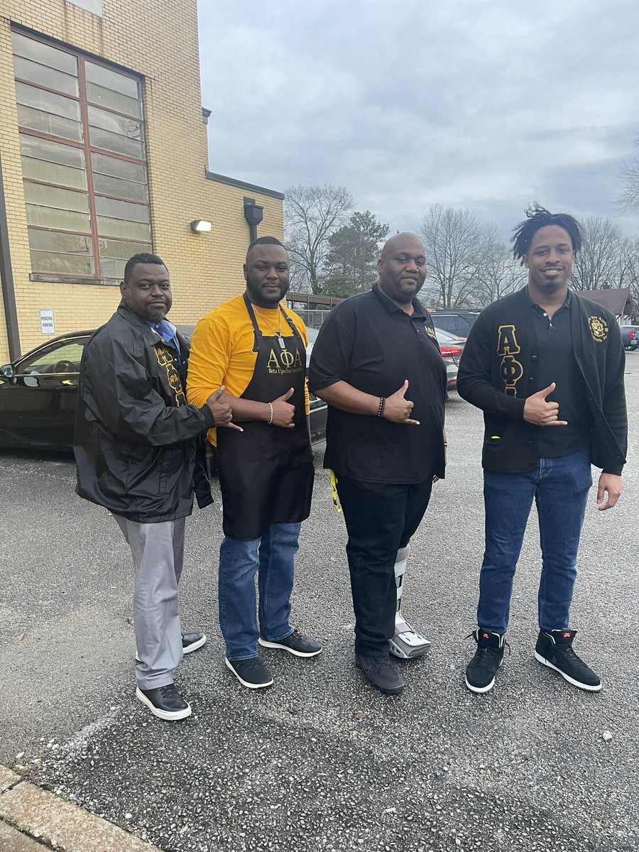 PrincipalSDavis's tweet photo. Thank you Alpha Phi Alpha, Beta Upsilon Chapter and Alexander PTO for providing Alexander teachers with a wonderful meal! We had so much food we started serving our parents as well!! We appreciate your support!! 🤗🤗 https://t.co/o9fn4lN9Pv