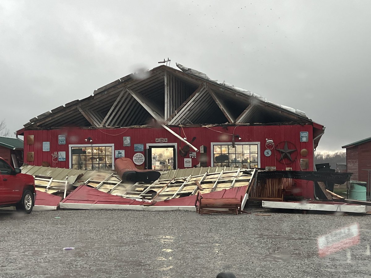 Danielle Dozier News 19 on Twitter "Damage out of Lawrenceburg, TN. We were tracking a