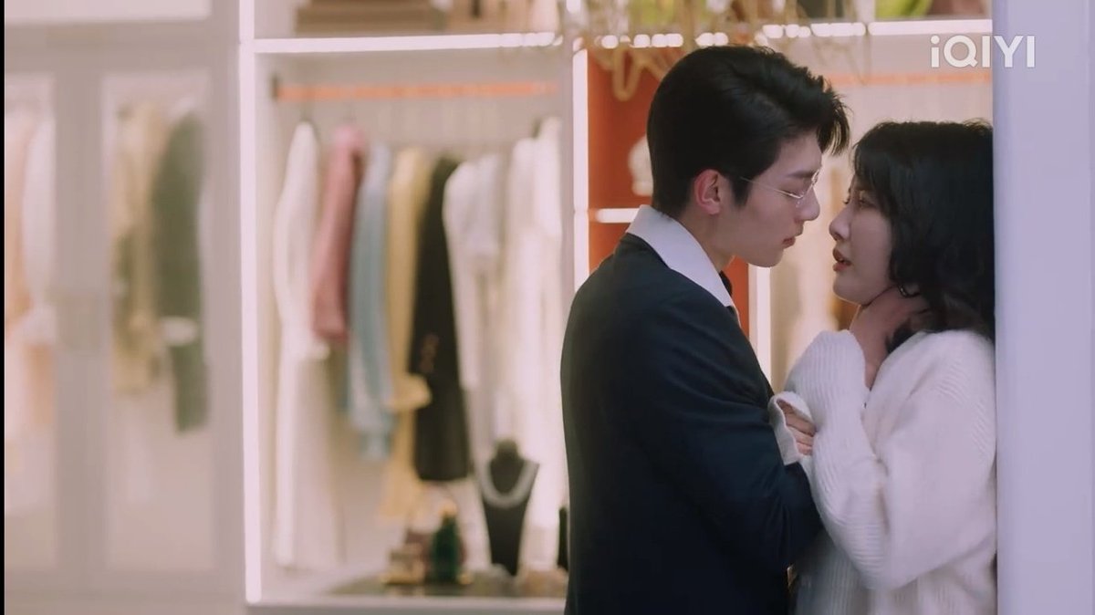 ilovelinboyang's tweet image. - 😳🤭 if you want to kiss her, then just kiss her, no need to choked her. But if you really want to choke someone, then I Volunteer!! Hahaha.

#mylethalman #对我而言危险的他