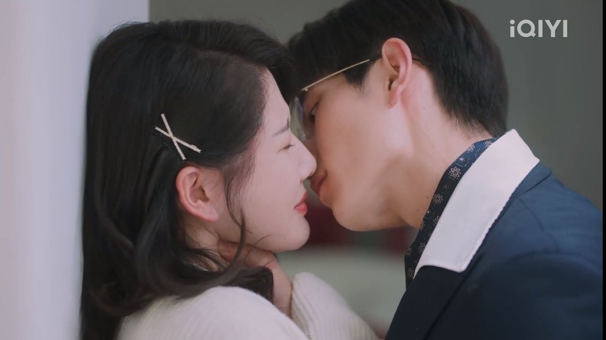 ilovelinboyang's tweet image. - 😳🤭 if you want to kiss her, then just kiss her, no need to choked her. But if you really want to choke someone, then I Volunteer!! Hahaha.

#mylethalman #对我而言危险的他