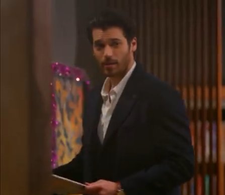 Amor_es_CY's tweet photo. Siempre mi Ferit tan romántico 😍
#AmorSinRecetasGranFinal
#CanYaman https://t.co/ZPknLAjMpE